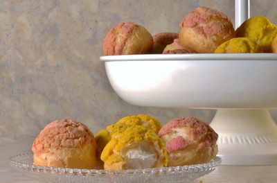 פחזניות במילוי קרם תותים וציפוי קרמבל