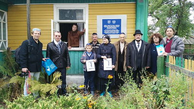 ליד ביתו של פרס