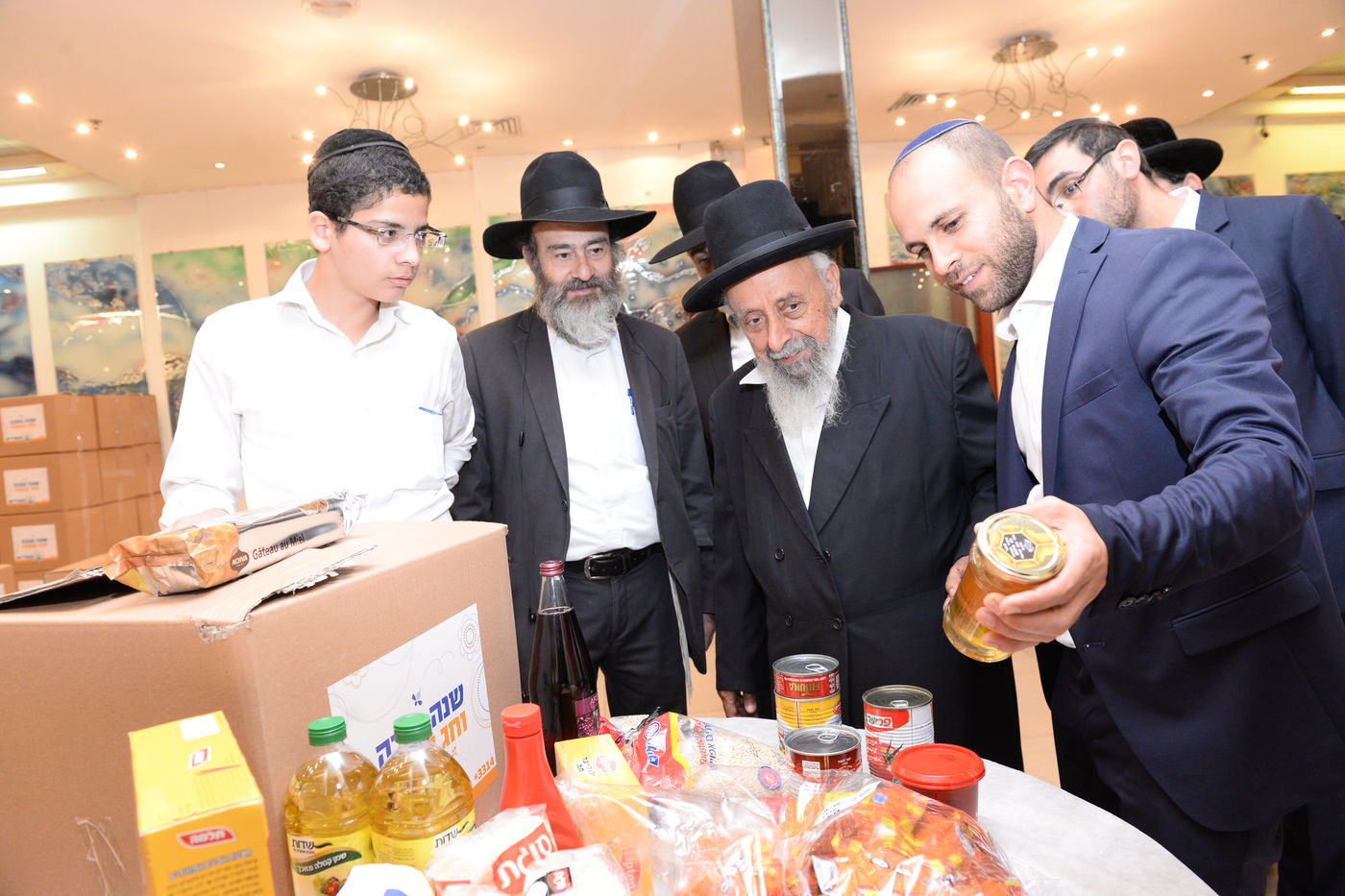 הגר"ש בעדני והגרש"א שטרן באירוע אריזת סלי מזון למשפחות נזקקות