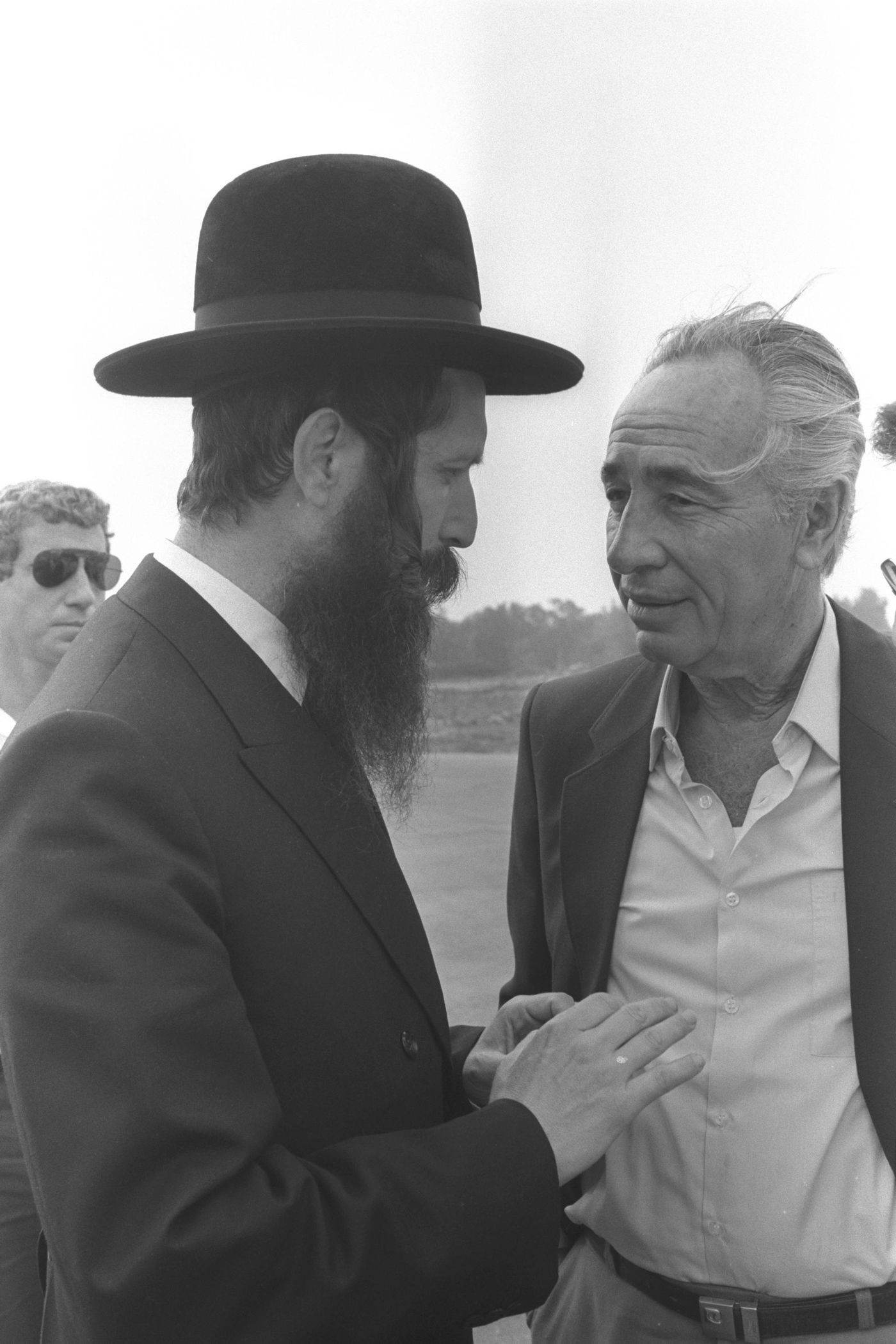 פרס, כראש ממשלה, בביקור בשנת 1985 במגדל העמק אצל הרב גרוסמן