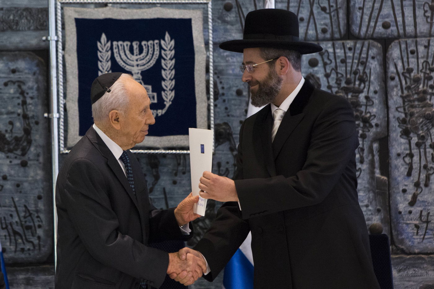 הרב הראשי רבי דוד לאו והנשיא פרס