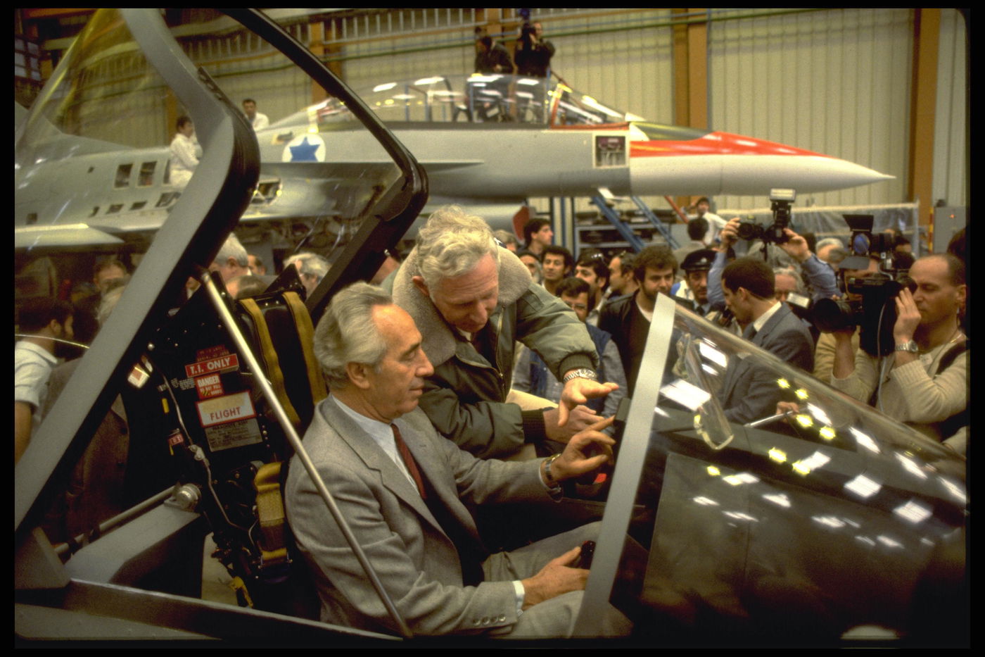 פרס בוחן את מטוס ה'לביא' הישראל