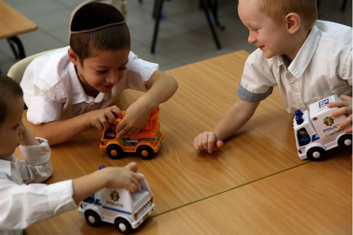 חשוב לתמוך בילדים מבחינה חברתית. אילוסטרציה.