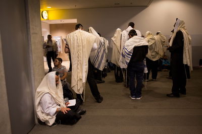 בדרך לאומן מתפללים בנתב"ג | תיעוד