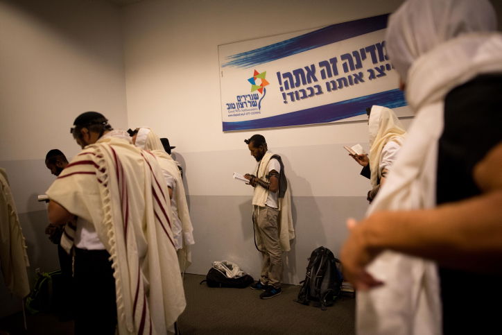 בדרך לאומן מתפללים בנתב"ג | תיעוד