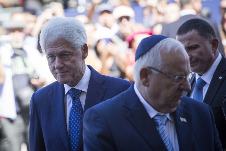 צפו: ביל קלינטון נפרד משמעון פרס