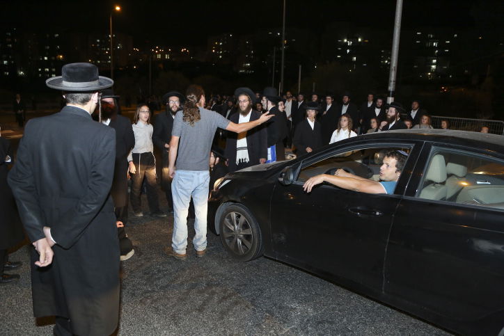 צפו: ריקוד הסיקריקים מול המכת"זית של המשטרה