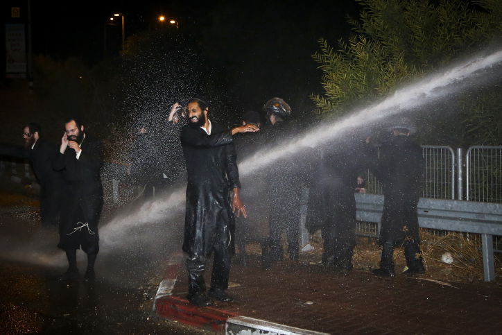 צפו: ריקוד הסיקריקים מול המכת"זית של המשטרה