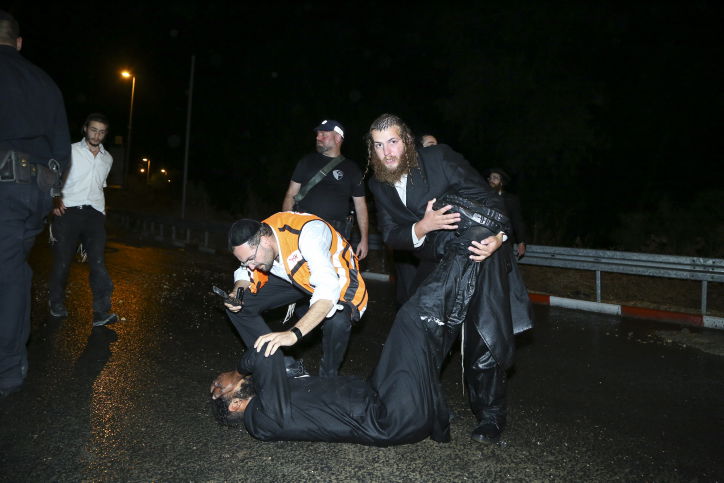 צפו: ריקוד הסיקריקים מול המכת"זית של המשטרה