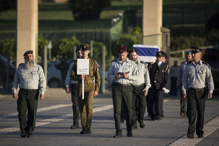 נפרדים: ארונו של שמעון פרס ז"ל הוצב ברחבת הכנסת