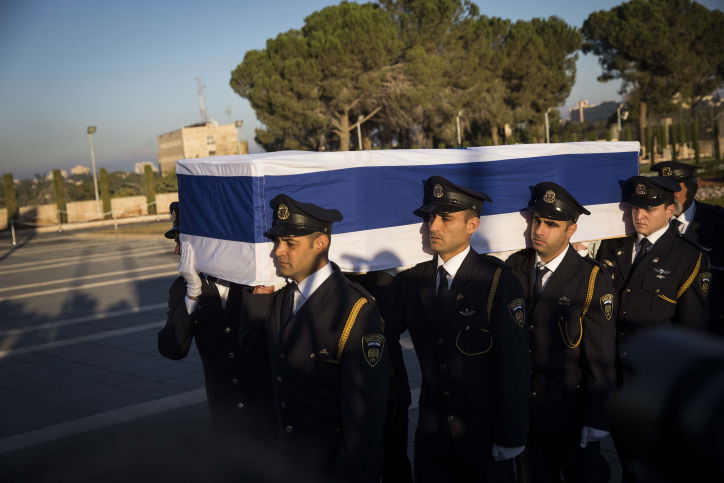 נפרדים: ארונו של שמעון פרס ז"ל הוצב ברחבת הכנסת