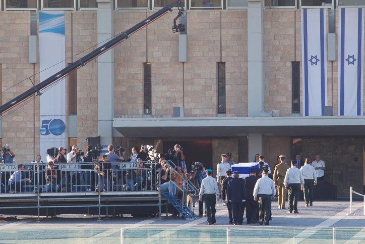 נפרדים: ארונו של שמעון פרס ז"ל הוצב ברחבת הכנסת