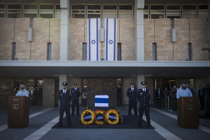 נפרדים: ארונו של שמעון פרס ז"ל הוצב ברחבת הכנסת