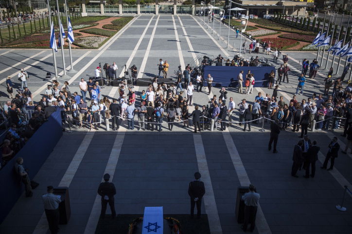 נפרדים: ארונו של שמעון פרס ז"ל הוצב ברחבת הכנסת