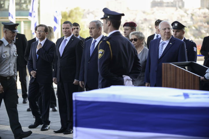 נפרדים: ארונו של שמעון פרס ז"ל הוצב ברחבת הכנסת