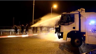 צפו: ריקוד הסיקריקים מול המכת"זית של המשטרה