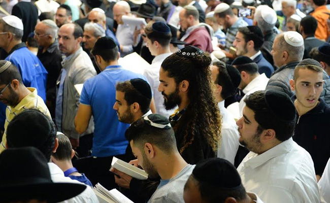 עם ראסטות ושרשראות: תיעוד מהסליחות של 'אור החיים'