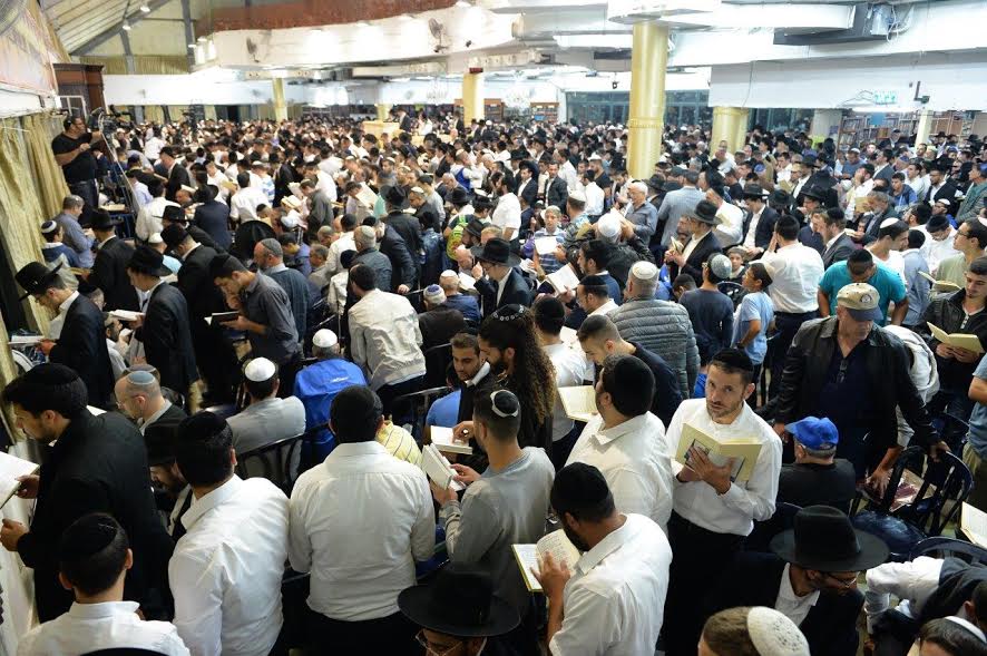 עם ראסטות ושרשראות: תיעוד מהסליחות של 'אור החיים'