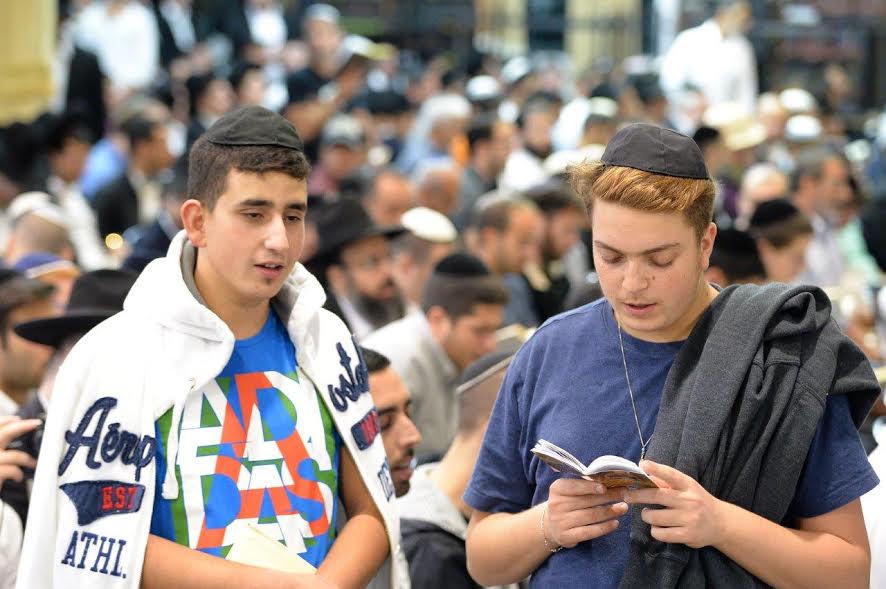 עם ראסטות ושרשראות: תיעוד מהסליחות של 'אור החיים'