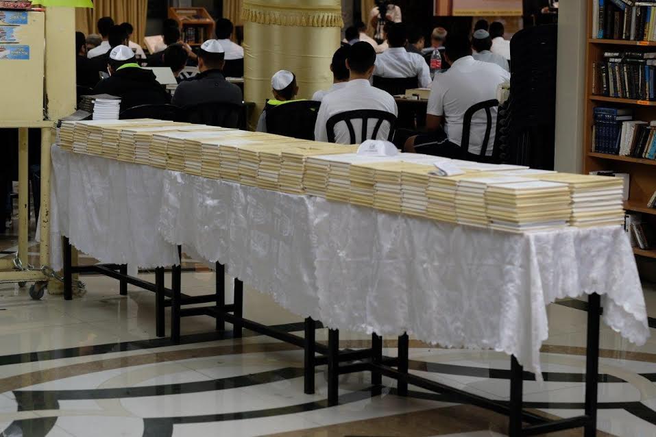 עם ראסטות ושרשראות: תיעוד מהסליחות של 'אור החיים'