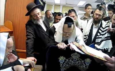 תיעוד נדיר: הגרי"ש אלישיב בהתרת נדרים