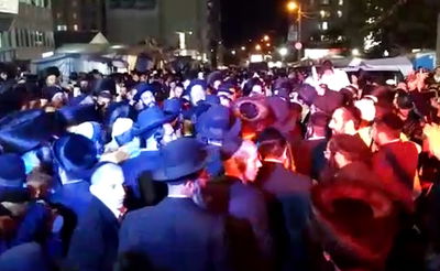 אש באומן: מאות ליוו את ספר התורה בריקודים. צפו