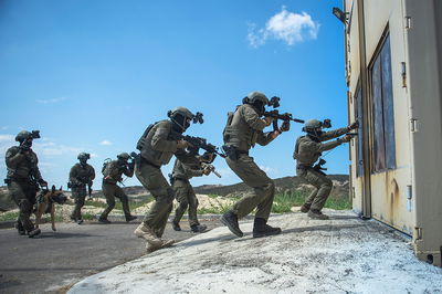 פשיטה על בסיס "אויב"