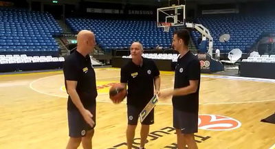 סל מדהים מחצי מגרש עם הגב לסל • צפו