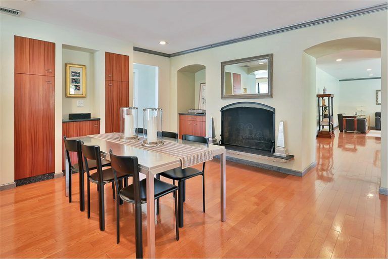 לא מחכה לתוצאות: קלינטון רכשה בית לבן ב-1.16 מיליון דולר