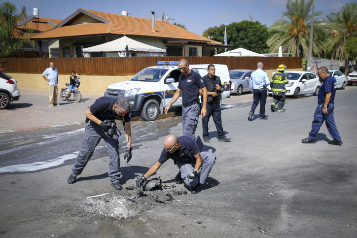 תיעוד: זירת נפילת הרקטה בלב שדרות