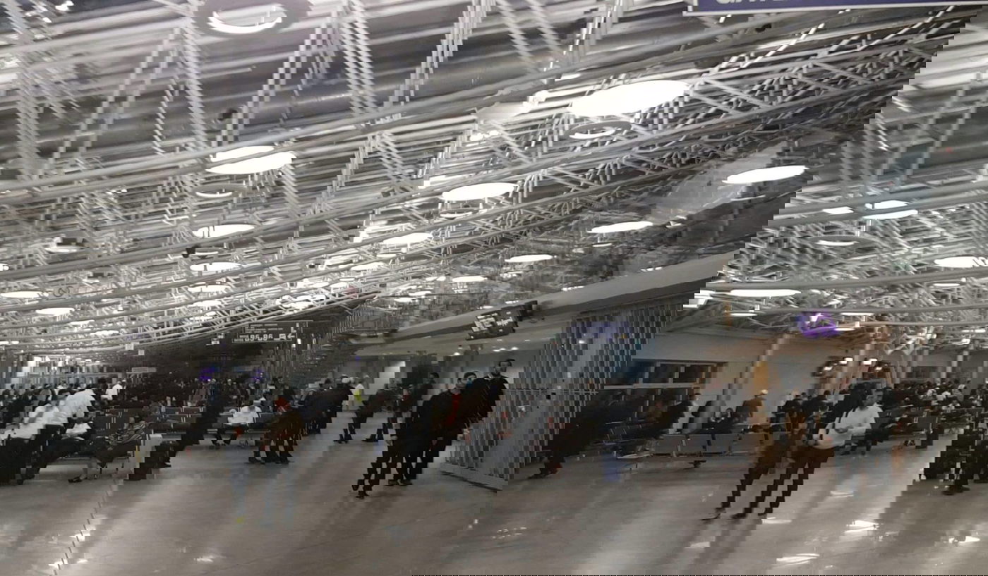 נוסעי אלעל בטרמינל השומם