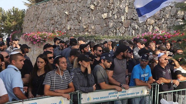 חצי שנה אחרי החתונה - הלוויה: "בורא עולם, תעיר אותנו!"