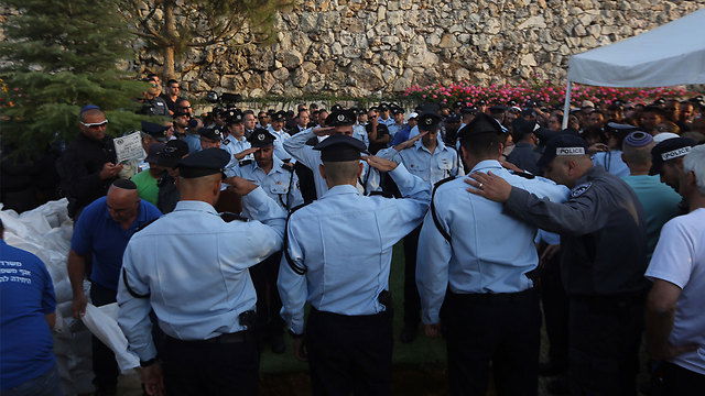 חצי שנה אחרי החתונה - הלוויה: "בורא עולם, תעיר אותנו!"