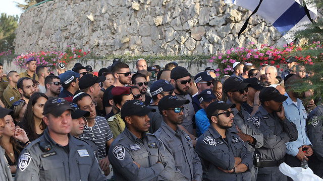 חצי שנה אחרי החתונה - הלוויה: "בורא עולם, תעיר אותנו!"