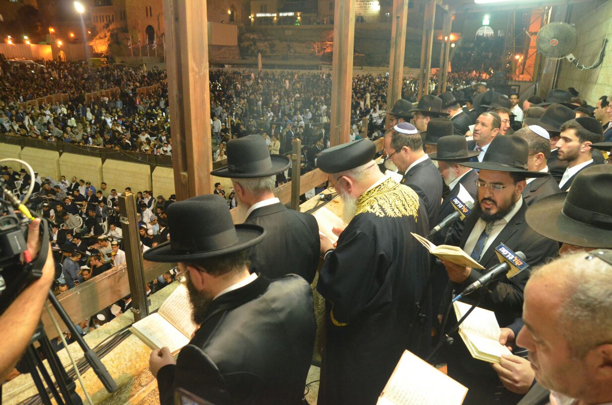 אלפים במעמד סליחות בכותל בראשות הגר"ש עמאר