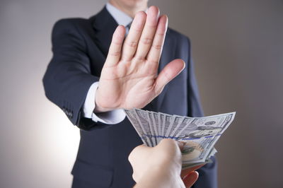 הפרסומים הציגו את חבר המועצה כמושחת. אילוסטרציה