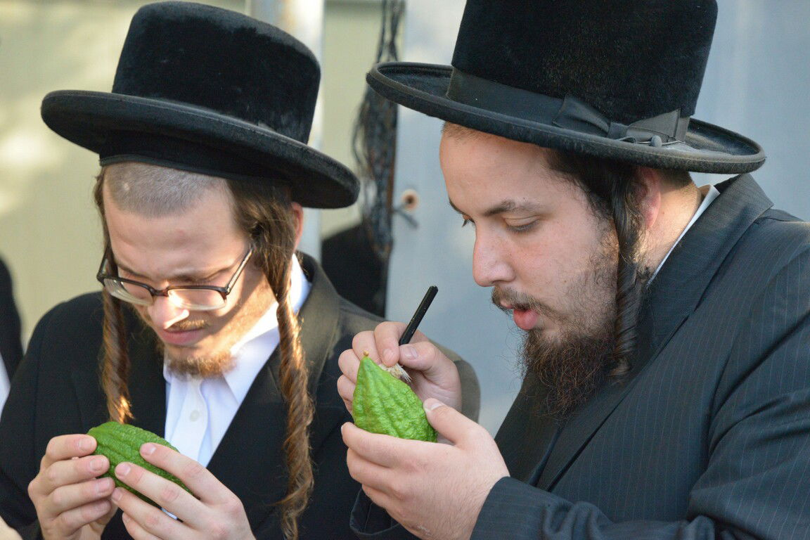 תיעוד: בבני ברק נערכים ליום הכיפורים, בכפר חב"ד לסוכות