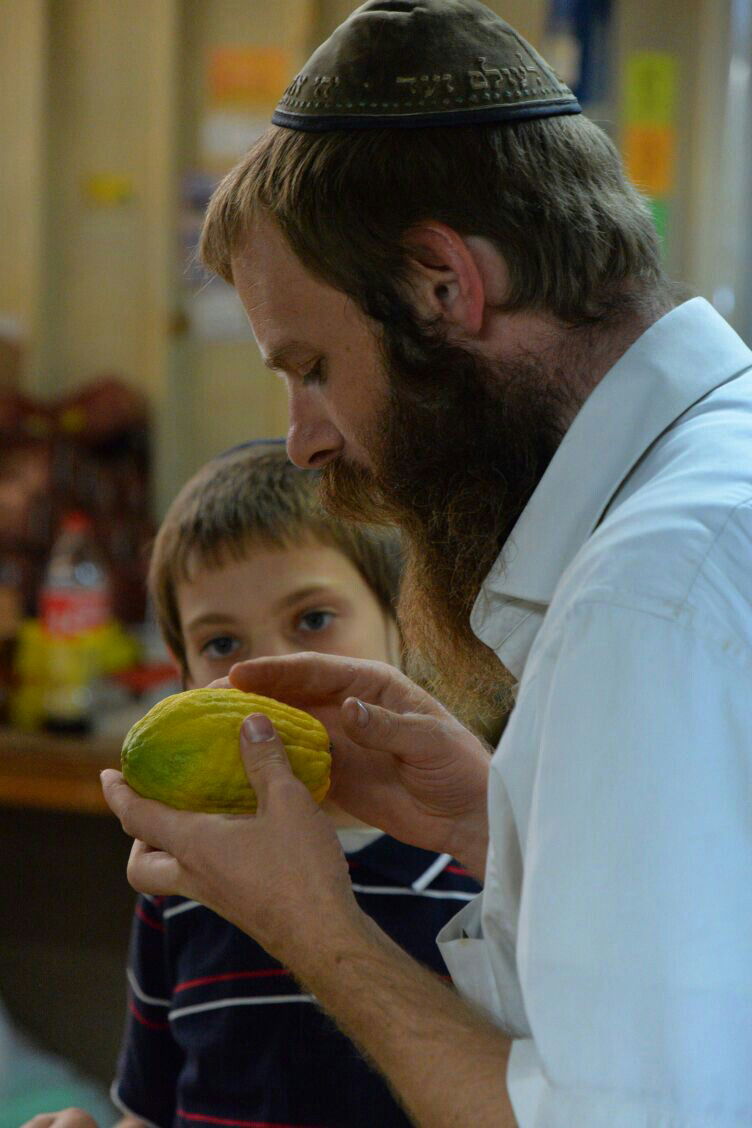 תיעוד: בבני ברק נערכים ליום הכיפורים, בכפר חב"ד לסוכות