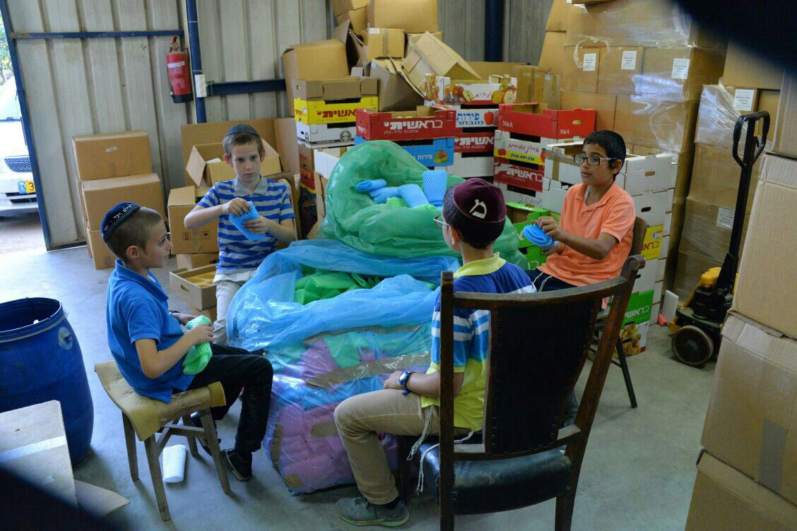 תיעוד: בבני ברק נערכים ליום הכיפורים, בכפר חב"ד לסוכות