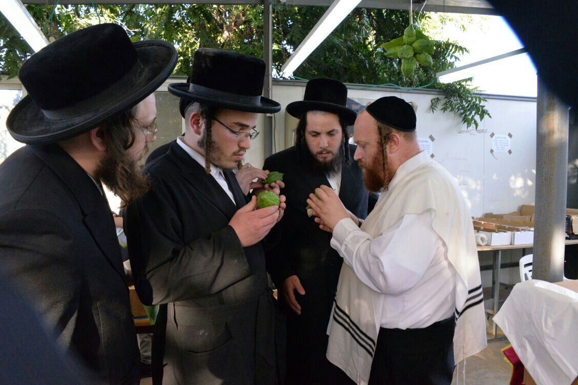 תיעוד: בבני ברק נערכים ליום הכיפורים, בכפר חב"ד לסוכות