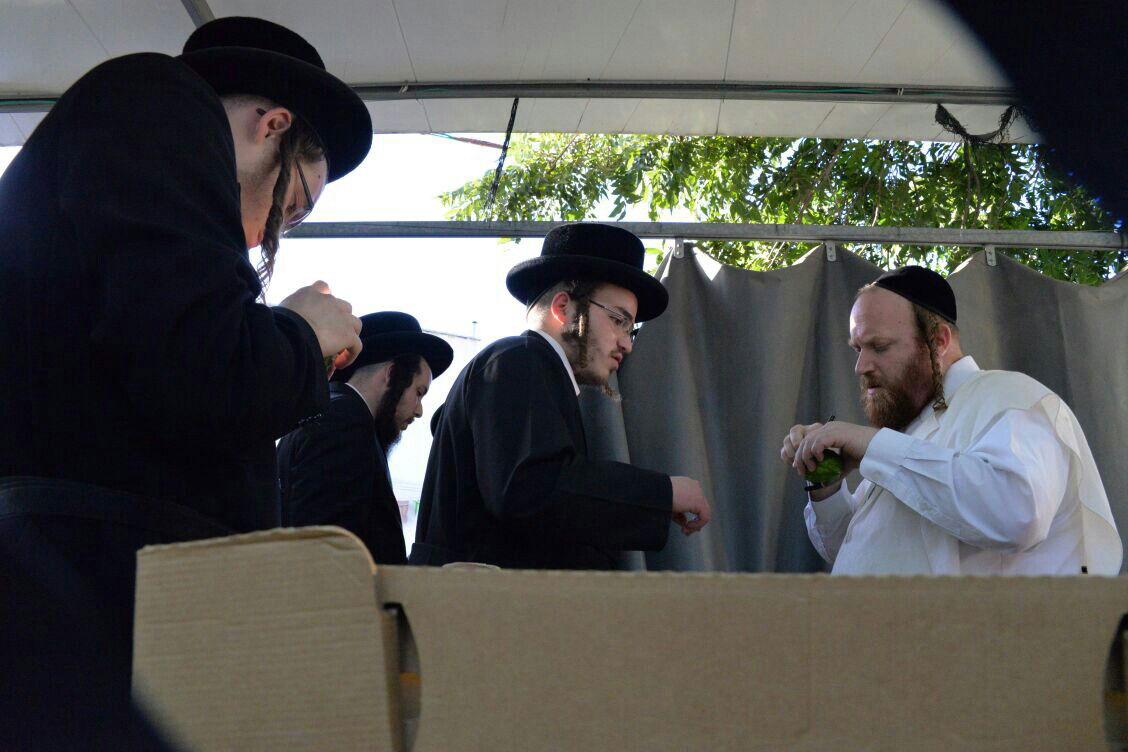 תיעוד: בבני ברק נערכים ליום הכיפורים, בכפר חב"ד לסוכות