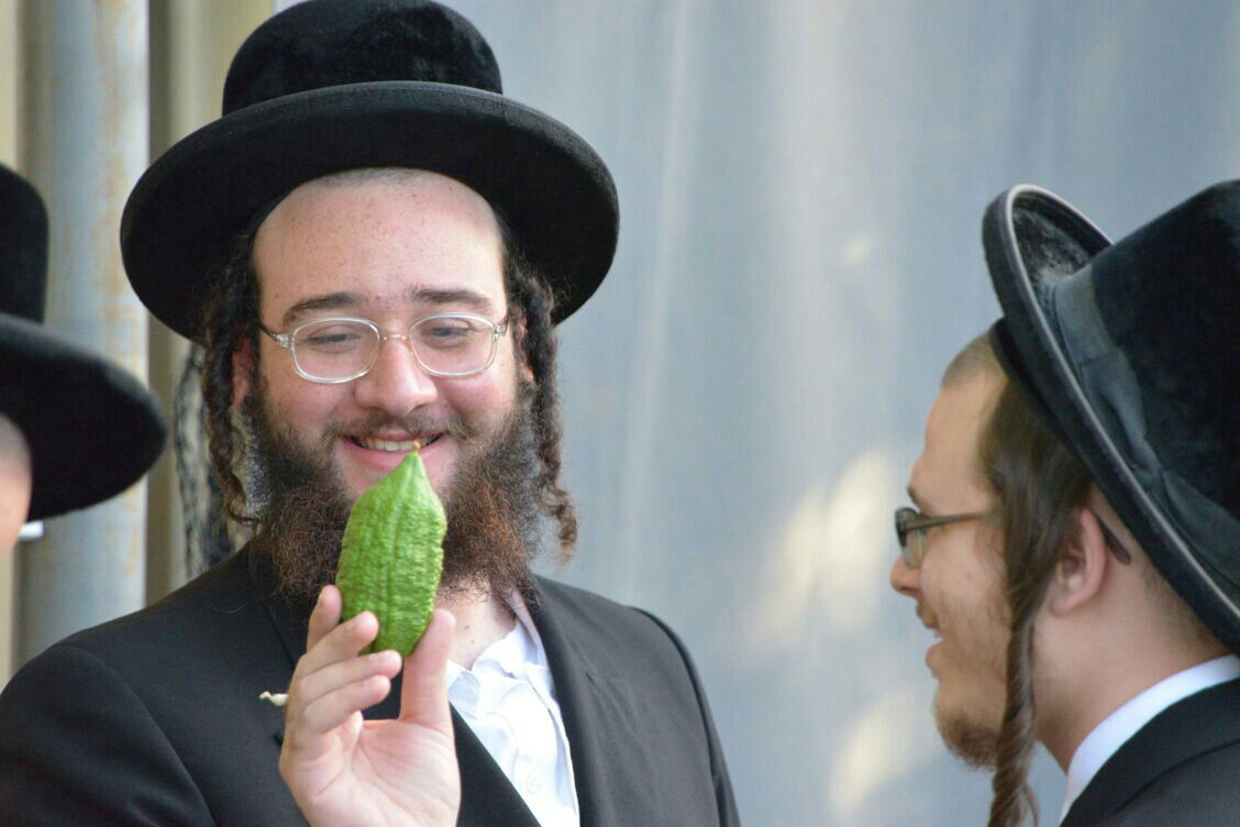 תיעוד: בבני ברק נערכים ליום הכיפורים, בכפר חב"ד לסוכות