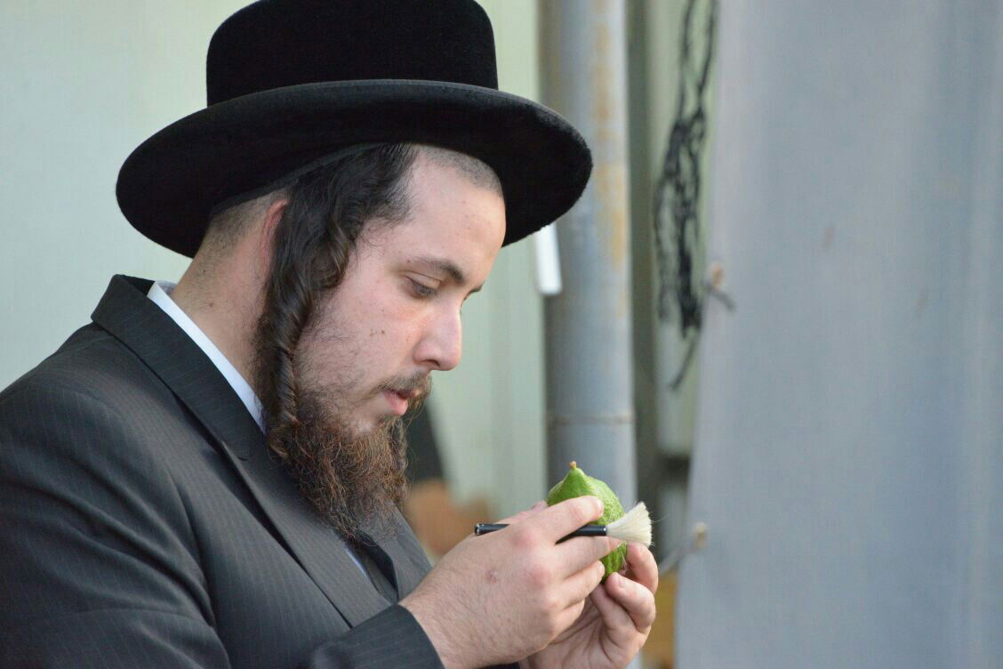 תיעוד: בבני ברק נערכים ליום הכיפורים, בכפר חב"ד לסוכות