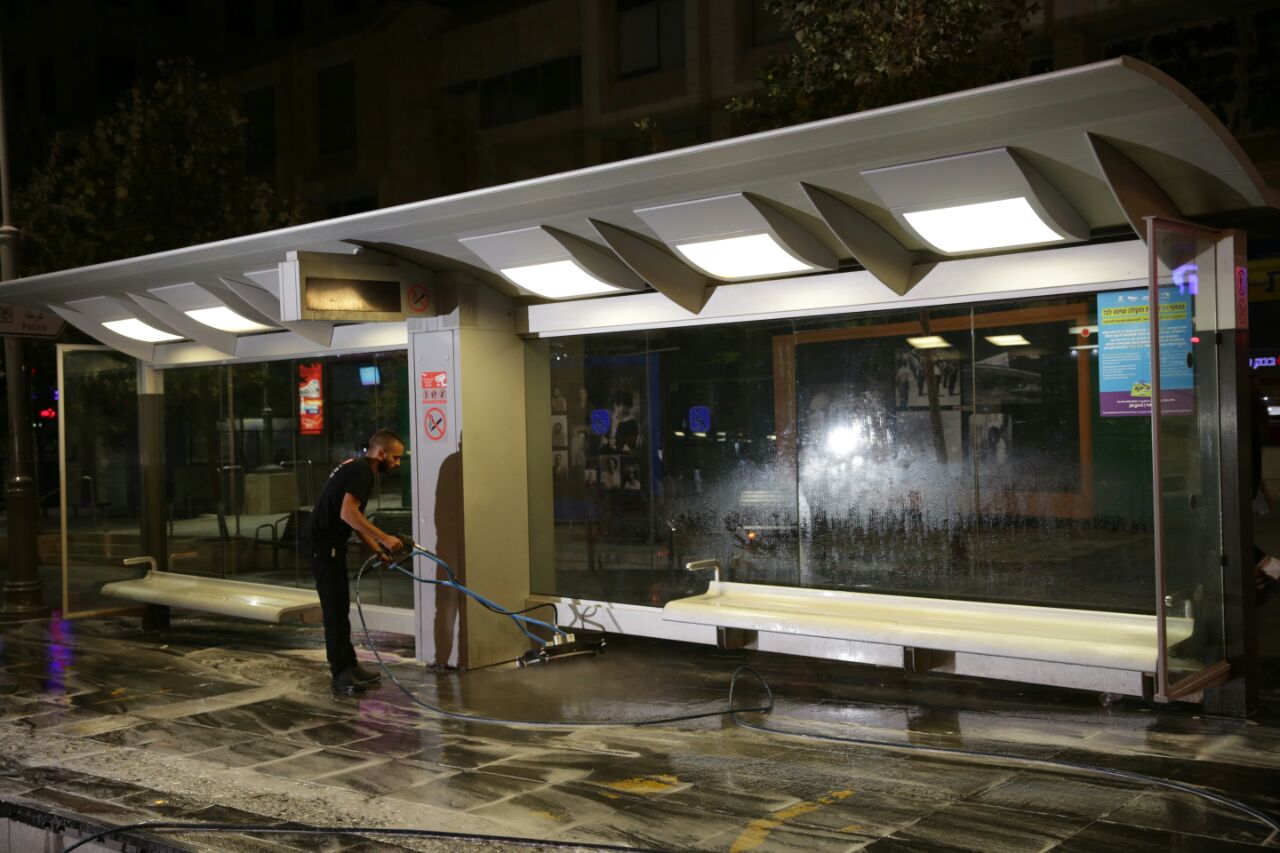 מבצע ניקיון יסודי ברכבת הקלה.