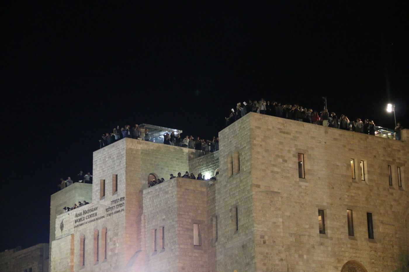 הכותל המערבי: אלפים אמרו סליחות עם המקובל הרב יעקב עדס