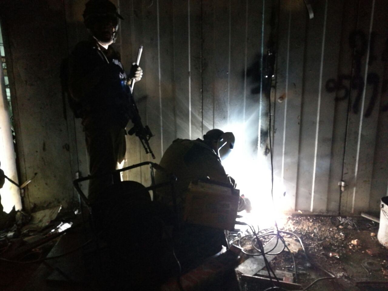 כוחות הביטחון מיפו את בית המחבל להריסה