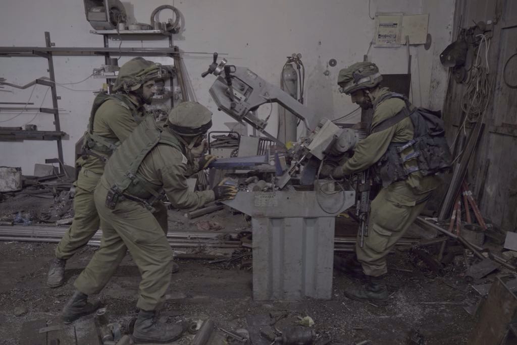 כוחות הביטחון מיפו את בית המחבל להריסה