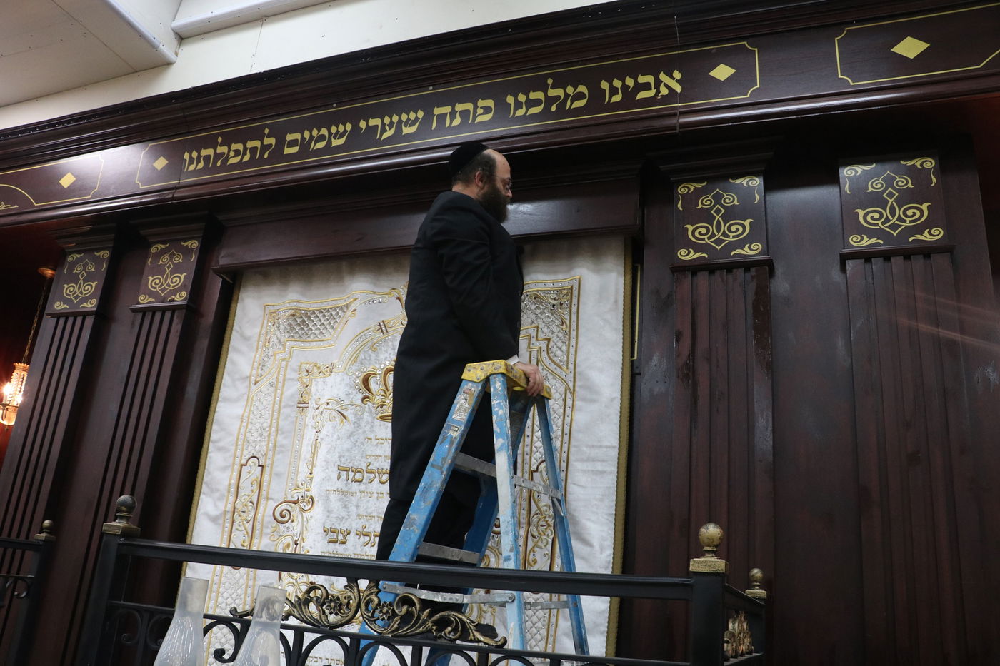 בבאבוב-45 מציגים: פרוכת מציורי הרה"ק הקדושת ציון מבאבוב זי"ע