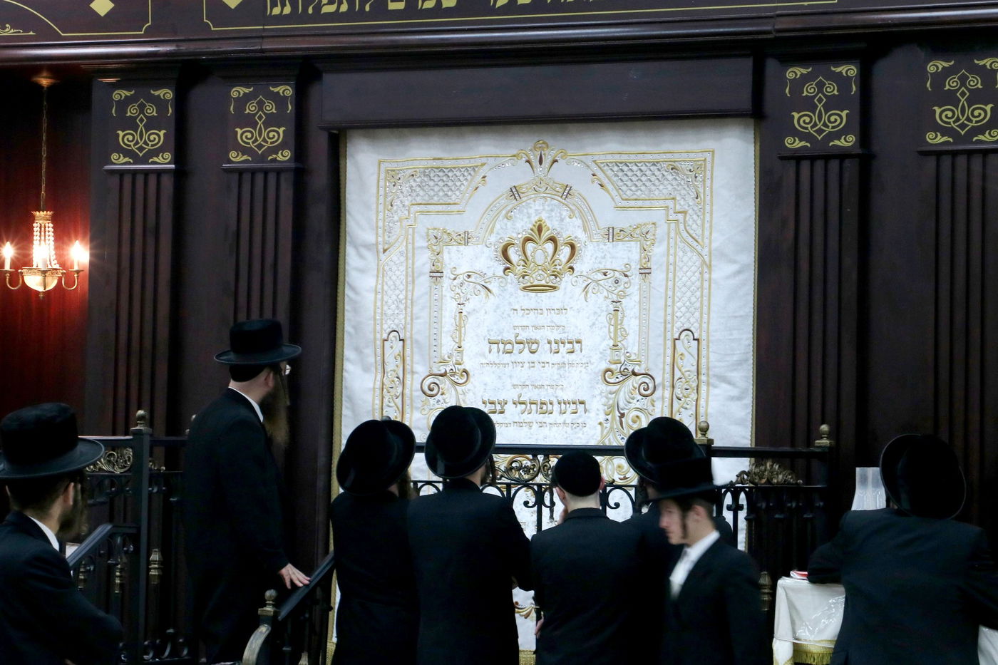 בבאבוב-45 מציגים: פרוכת מציורי הרה"ק הקדושת ציון מבאבוב זי"ע