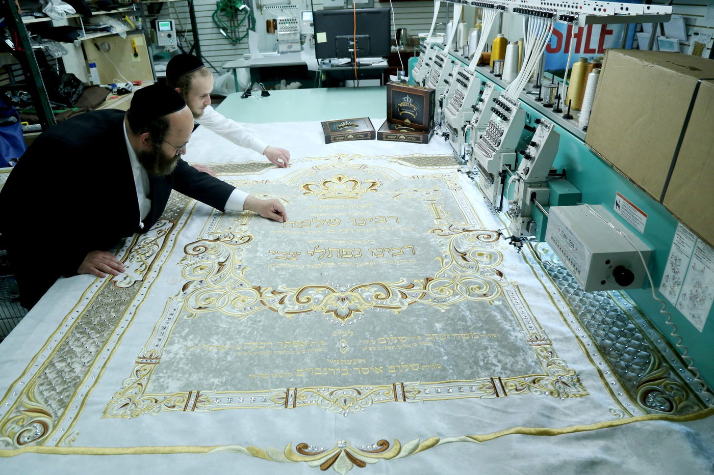 בבאבוב-45 מציגים: פרוכת מציורי הרה"ק הקדושת ציון מבאבוב זי"ע